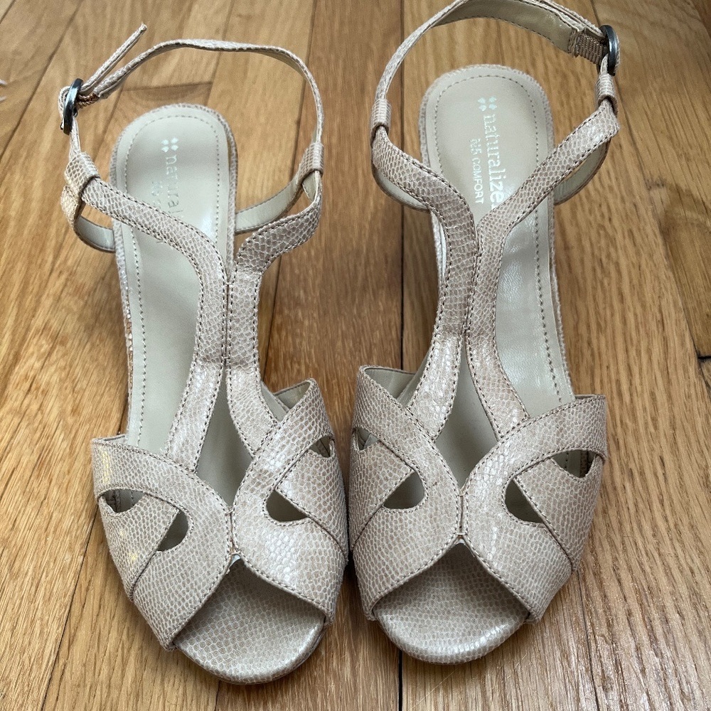 Cute wedge sandals by Naturalizer, Size 7 1/2
